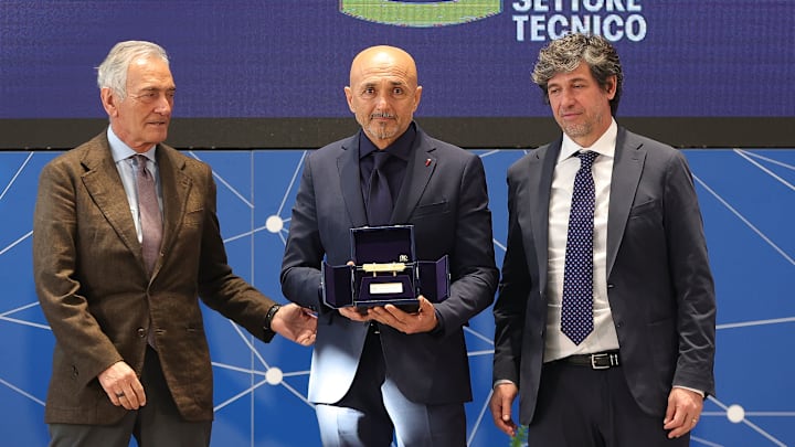 Luciano Spalletti con il premio Panchina D'Oro