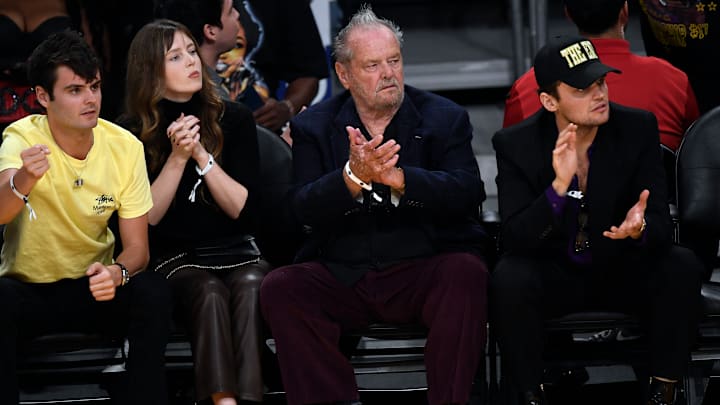 Jack Nicholson y sus hijos alentando a Los Angeles Lakers en el juego 6 de los playoffs de la NBA