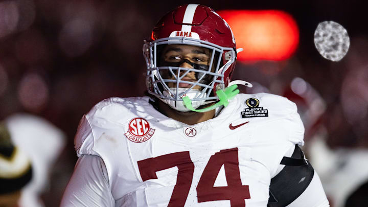 Alabama Crimson Tide offensive lineman Kadyn Proctor (74)