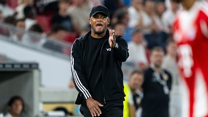 Bayern-Trainer Vincent Kompany am Seitenrand Bayern-Trainer Vincent Kompany am Seitenrand