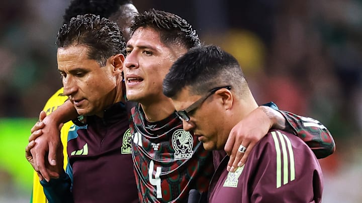 Edson Álvarez se someterá a estudios para determinar la gravedad de su lesión 