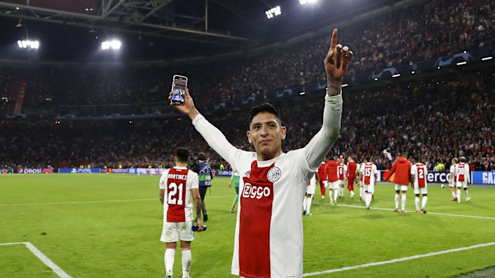 El mexicano es uno de los futbolistas más queridos en el Ajax