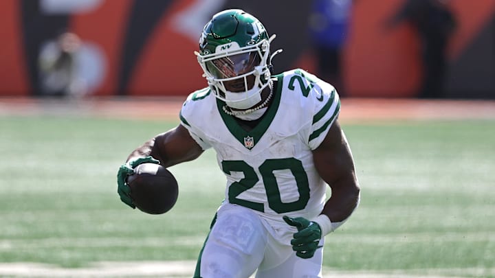 Oct 26, 2025; Cincinnati, Ohio, USA; New York Jets running back Breece Hall (20) runs with the ball during the second quarter against the Cincinnati Bengals at Paycor Stadium. 