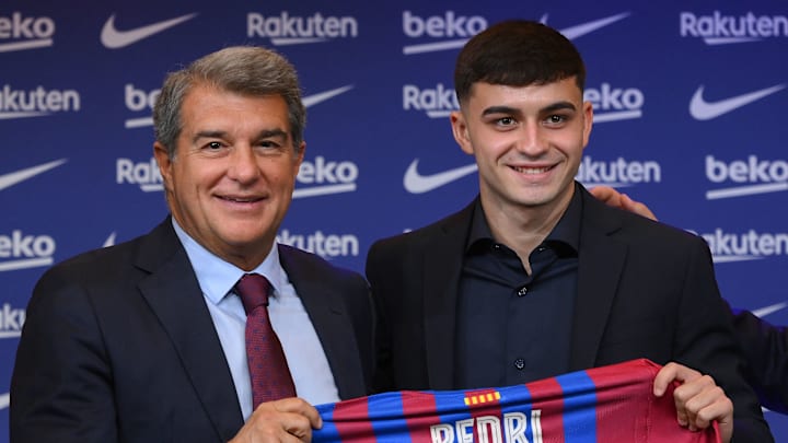 Pedri y Joan Laporta, presidente del FC Barcelona, cuando el centrocampista llegó en agosto de 2020 