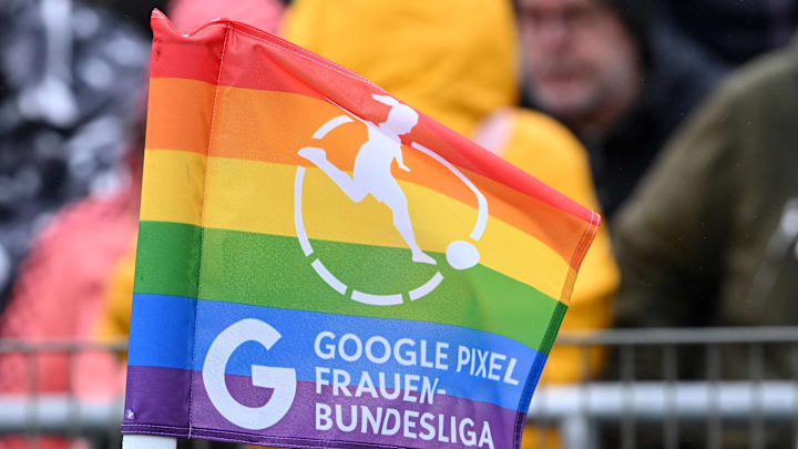 Die Fahne der Google Pixel Frauen-Bundesliga. Die Fahne der Google Pixel Frauen-Bundesliga.