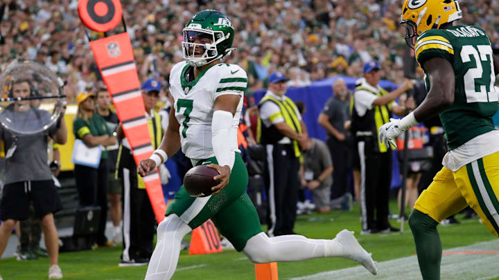 New York Jets quarterback Justin Fields (7) scores a touchdown against Green Bay Packers safety Kitan Oladapo (27) during their football game Saturday, August 9, 2025, at Lambeau Field in Green Bay, Wisconsin. New York Jets quarterback Justin Fields (7) scores a touchdown against Green Bay Packers safety Kitan Oladapo (27) during their football game Saturday, August 9, 2025, at Lambeau Field in Green Bay, Wisconsin.