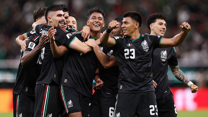 El señalado y criticado Luis Romo celebra con sus compañeros su anotación ante Corea del Sur El señalado y criticado Luis Romo celebra con sus compañeros su anotación ante Corea del Sur