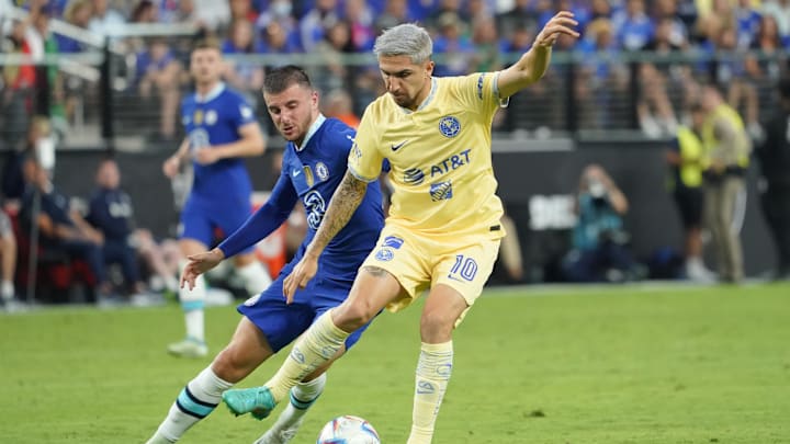 Jul 16, 2022; Las Vegas, Nevada, USA; Club America midfielder Diego Valdes (10)  battles for the ball against Chelsea FC midfielder Mason Mount (19) during the second half at Allegiant Stadium. Mandatory Credit: Lucas Peltier-Imagn Images