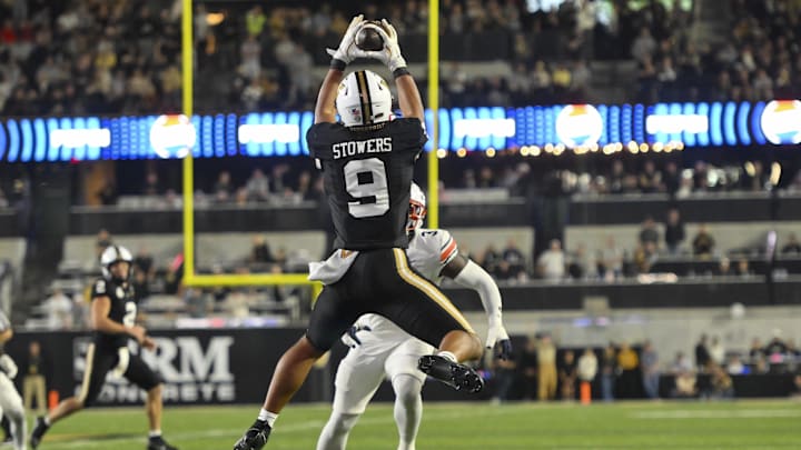 Nov 8, 2025; Nashville, Tennessee, USA;  Vanderbilt Commodores tight end Eli Stowers (9) makes a catch against the Auburn Tigers during the second half at FirstBank Stadium. Mandatory Credit: Steve Roberts-Imagn Images