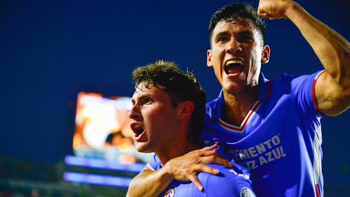 Santiago Giménez y Uriel Antuna celebran la victoria de Cruz Azul sobre Tigres en el Volcán.