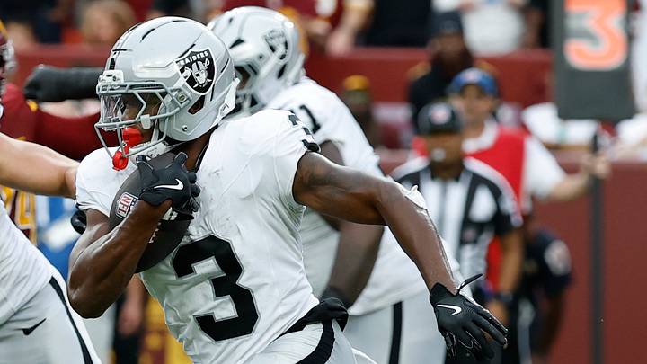 Sep 21, 2025; Landover, Maryland, USA; Las Vegas Raiders running back Zamir White (3) carries the ball against the Washington Commanders at Northwest Stadium. Mandatory Credit: Geoff Burke-Imagn Images Sep 21, 2025; Landover, Maryland, USA; Las Vegas Raiders running back Zamir White (3) carries the ball against the Washington Commanders at Northwest Stadium. Mandatory Credit: Geoff Burke-Imagn Images
