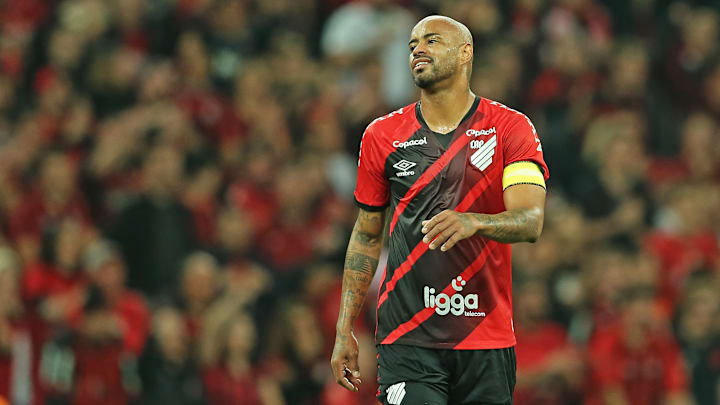 Thiago Heleno recebeu o terceiro cartão amarelo na rodada passada e, por isso, está fora do confronto em São Januário. 