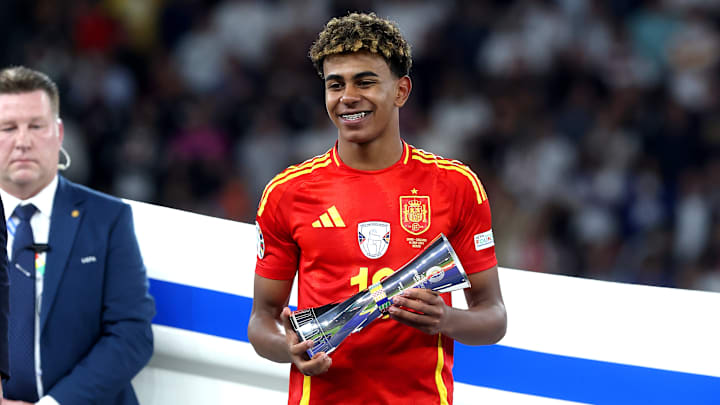 Lamine Yamal avec le trophée de meilleur jeune de l'Euro 2024. 