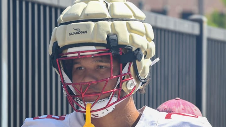 Florida State offensive tackle Lucas Simmons is coming to the Wisconsin Badgers in the transfer portal