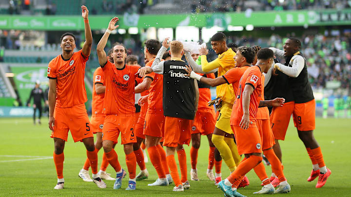 Eintracht Frankfurt feiert den Sieg in Wolfsburg
