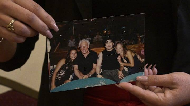 Mavys Álvarez junto a Diego Maradona en una fotografía 