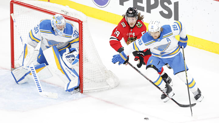 Apr 11, 2026; Chicago, Illinois, USA; St. Louis Blues center Robert Thomas (18) defends against Chicago Blackhawks left wing Tyler Bertuzzi (59) during the second period at United Center. Mandatory Credit: Kamil Krzaczynski-Imagn Images Apr 11, 2026; Chicago, Illinois, USA; St. Louis Blues center Robert Thomas (18) defends against Chicago Blackhawks left wing Tyler Bertuzzi (59) during the second period at United Center. Mandatory Credit: Kamil Krzaczynski-Imagn Images