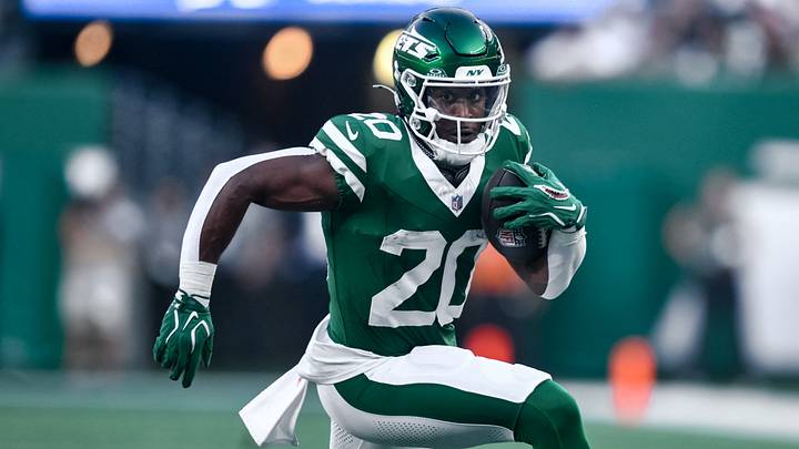 New York Jets running back Breece Hall (20) carries the ball against the Tampa Bay Buccaneers during the first half at MetLife Stadium. Mandatory Credit: John Jones-Imagn Images New York Jets running back Breece Hall (20) carries the ball against the Tampa Bay Buccaneers during the first half at MetLife Stadium. Mandatory Credit: John Jones-Imagn Images