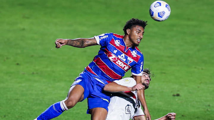 Éderson, com a camisa do Fortaleza, vem fazendo um ótimo Brasileirão Éderson, com a camisa do Fortaleza, vem fazendo um ótimo Brasileirão