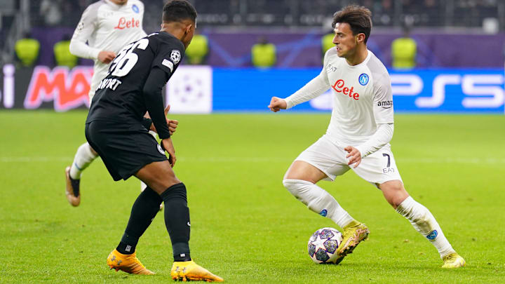 Napoli e Eintracht Frankfurt disputam nesta quarta (15) a vaga das quartas de final da UEFA Champions League 