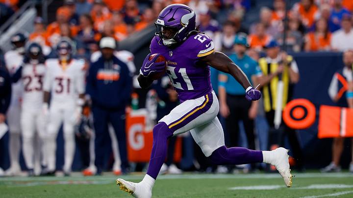 Minnesota Vikings running back Demond Claiborne (21) runs the ball in the first quarter against the Denver Broncos at Empower Field at Mile High