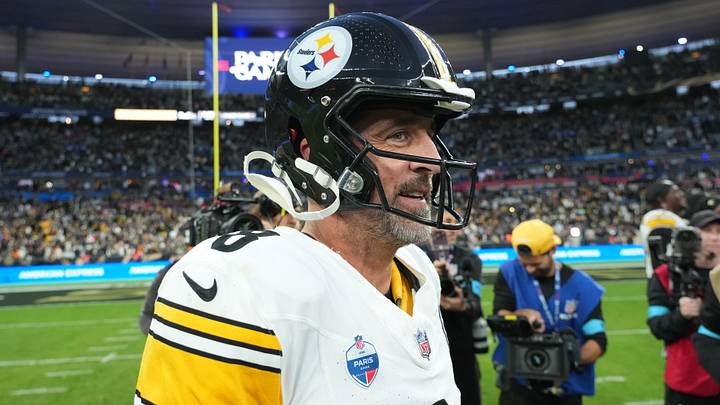 Pittsburgh Steelers quarterback Aaron Rodgers (8)