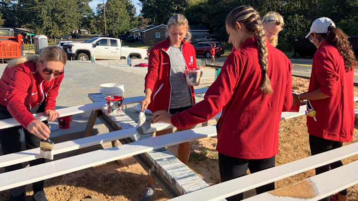 The Alabama Women's Tennis Team helping out in the community.
