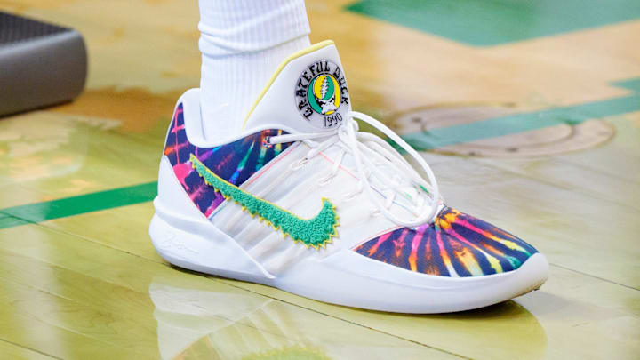 The Oregon Ducks basketball team debuted the Nike Sabrina 3 "Grateful Duck" colorway.