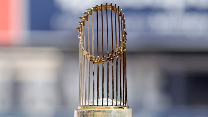 El trofeo de la Serie Mundial de la MLB pesa 9 kilos y mide 61 centímetros 