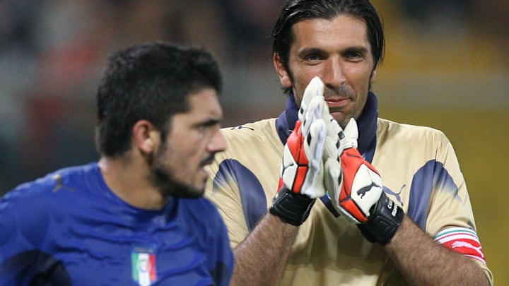 Italian goalkeeper Gianluigi Buffon (R)