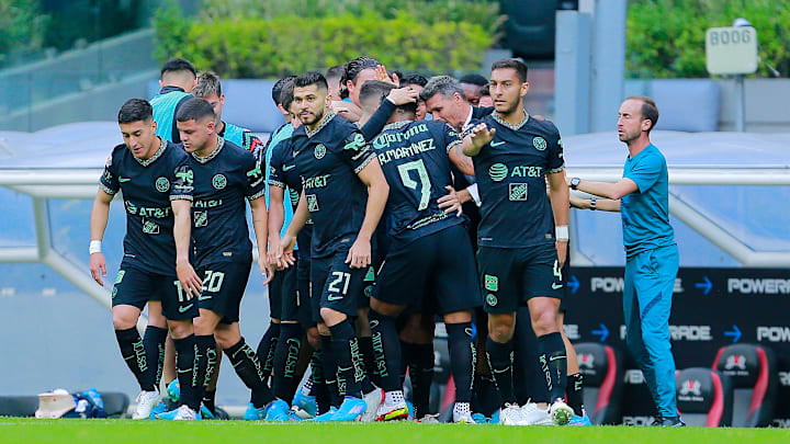 Jugadores del Toluca celebran un gol.