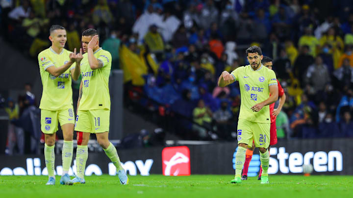 Jugadores del América celebran un gol ante FC Juárez.