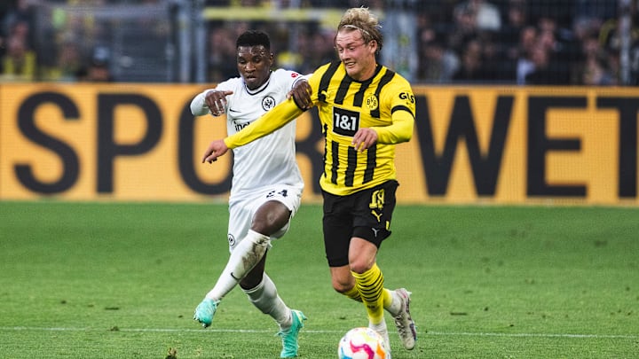 Aurelio Buta (l.) im Duell mit Julian Brandt