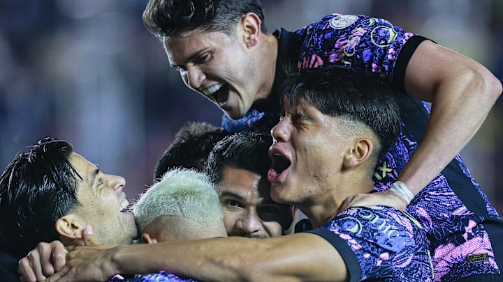 América no tira la toalla y goleó 3-0 a Santos Laguna, sotanero del campeonato.