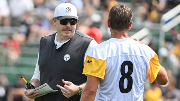 Jul 25, 2025; Pittsburgh, PA, USA; Pittsburgh Steelers offensive coordinator Arthur Smith talks with quarterback Aaron Rodgers (8) during drills at training camp at Saint Vincent College. Mandatory Credit: Barry Reeger-Imagn Images Jul 25, 2025; Pittsburgh, PA, USA; Pittsburgh Steelers offensive coordinator Arthur Smith talks with quarterback Aaron Rodgers (8) during drills at training camp at Saint Vincent College. Mandatory Credit: Barry Reeger-Imagn Images