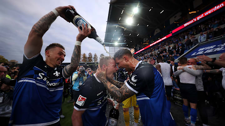 Die SV-Spieler feierten samt Fans auf dem eigenen Rasen. Die SV-Spieler feierten samt Fans auf dem eigenen Rasen.