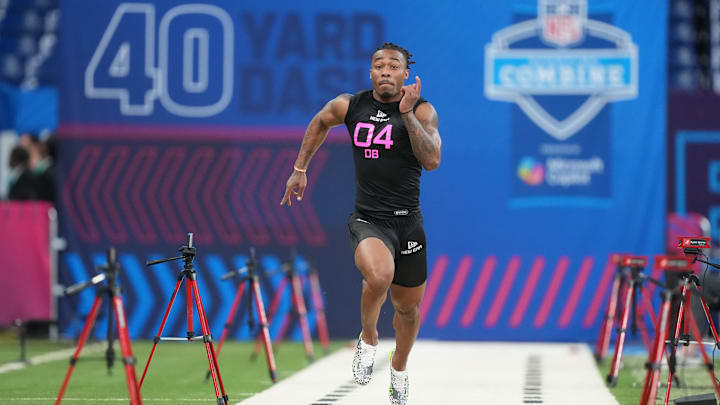 Feb 28, 2025; Indianapolis, IN, USA; Texas defensive back Jahdae Barron (DB04) runs in the 40 yard dash during the 2025 NFL Combine at Lucas Oil Stadium. Mandatory Credit: Kirby Lee-Imagn Images Feb 28, 2025; Indianapolis, IN, USA; Texas defensive back Jahdae Barron (DB04) runs in the 40 yard dash during the 2025 NFL Combine at Lucas Oil Stadium. Mandatory Credit: Kirby Lee-Imagn Images