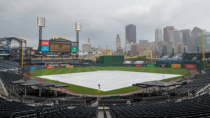 Milwaukee Brewers  v Pittsburgh Pirates
