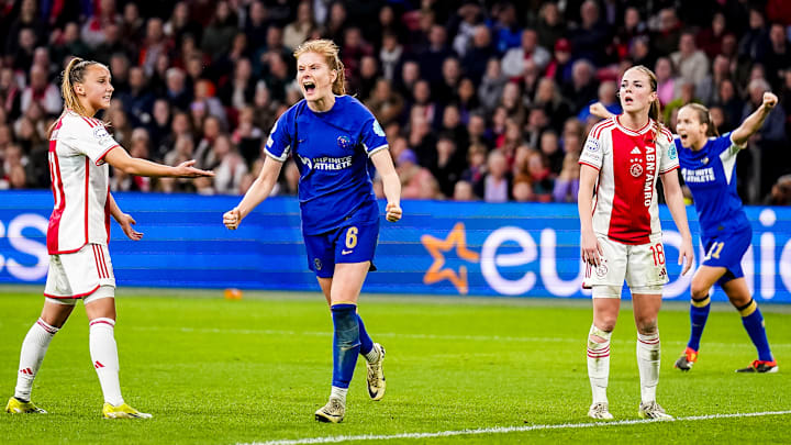 Durch den 3:0-Sieg gegen Ajax stehen Sjoeke Nüsken und Chelsea bereits mit einem Fuß im Halbfinale der UWCL Durch den 3:0-Sieg gegen Ajax stehen Sjoeke Nüsken und Chelsea bereits mit einem Fuß im Halbfinale der UWCL