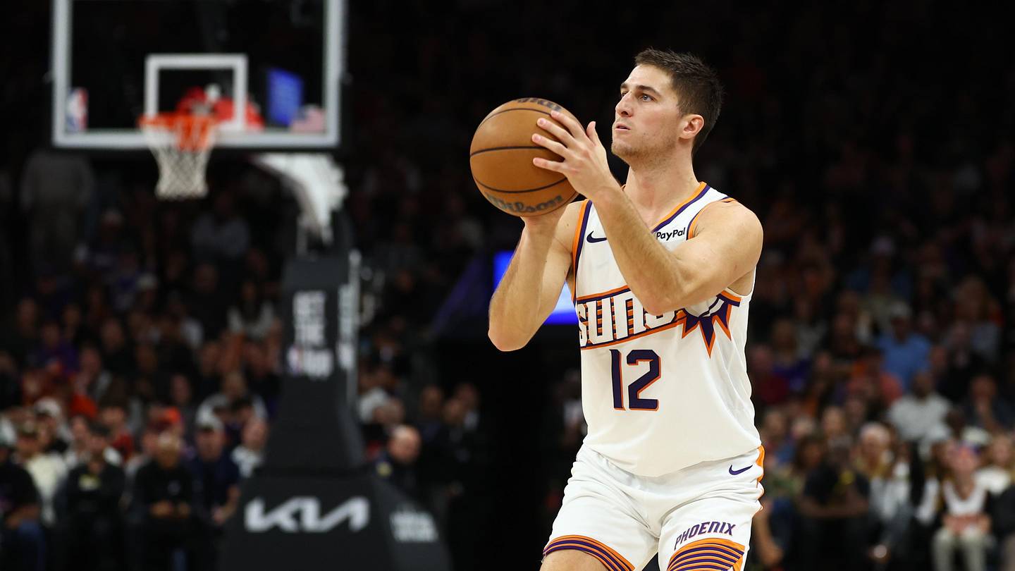 Lakers Aim for Eighth Straight Win Against Suns Tonight