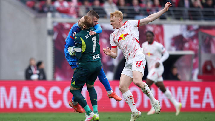 Der Schock-Moment: Peter Gulacsi prallt mit David Zec zusammen.