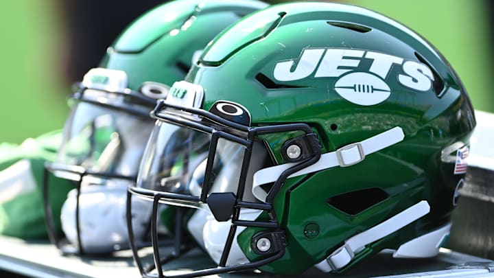Sep 12, 2021; Charlotte, North Carolina, USA; New York Jets helmets on the sidelines at Bank of America Stadium. Mandatory Credit: Bob Donnan-Imagn Images Sep 12, 2021; Charlotte, North Carolina, USA; New York Jets helmets on the sidelines at Bank of America Stadium. Mandatory Credit: Bob Donnan-Imagn Images
