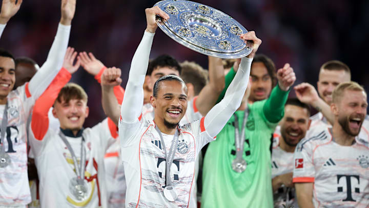 Leroy Sane mit der Meisterschale