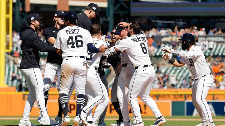 Detroit Tigers shortstop Kevin McGonigle (7) celebrates with teammates after he hits a two-run walk-off single in the ninth inning against the Seattle Mariners. Detroit Tigers shortstop Kevin McGonigle (7) celebrates with teammates after he hits a two-run walk-off single in the ninth inning against the Seattle Mariners.