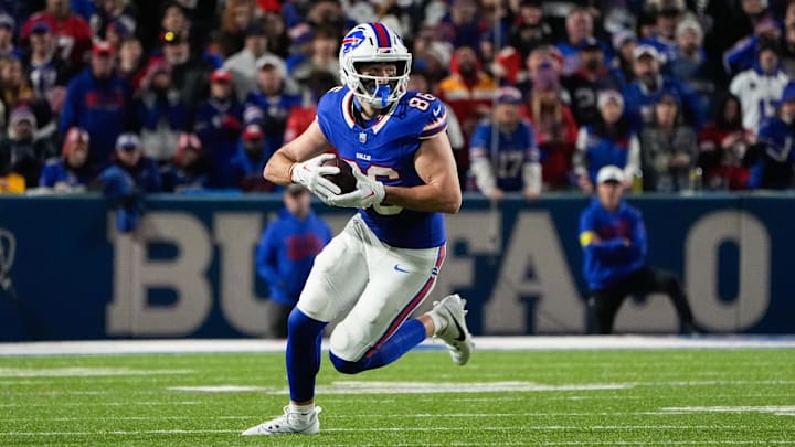 Nov 2, 2025; Orchard Park, New York, USA; Buffalo Bills tight end Dalton Kincaid (86) runs with the ball in the second half against the Kansas City Chiefs at Highmark Stadium Nov 2, 2025; Orchard Park, New York, USA; Buffalo Bills tight end Dalton Kincaid (86) runs with the ball in the second half against the Kansas City Chiefs at Highmark Stadium