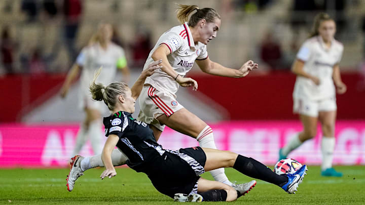 Sydney Lohmann (in weiß) im Duell mit Leah Williamson