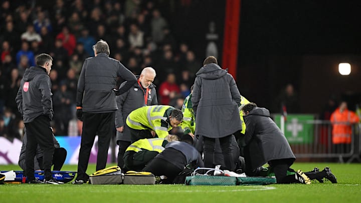 Tom Lockyer wird auf dem Spielfeld minutenlang medizinisch versorgt Tom Lockyer wird auf dem Spielfeld minutenlang medizinisch versorgt