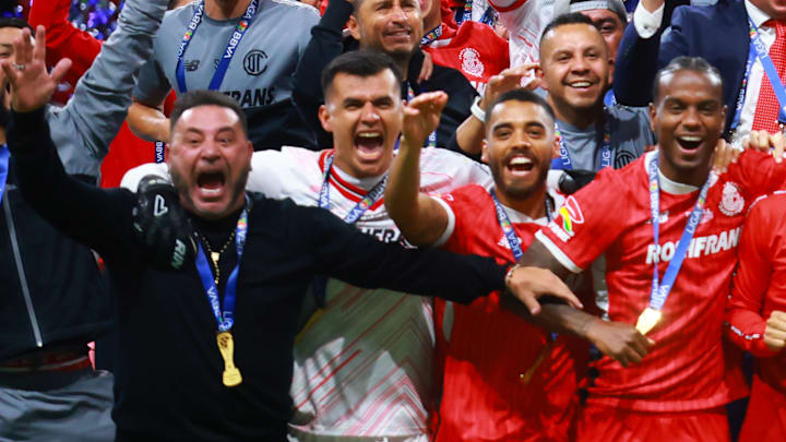 Antonio Mohamed celebra con sus pupilos la conquista de la onceavo del Toluca Antonio Mohamed celebra con sus pupilos la conquista de la onceavo del Toluca