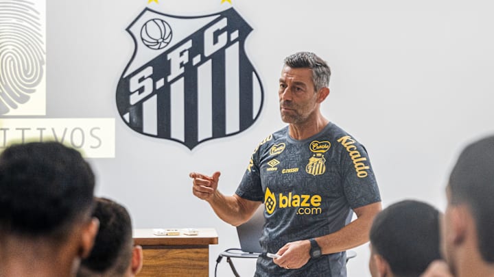 Pedro Caixinha assinou com o Santos até dezembro de 2026