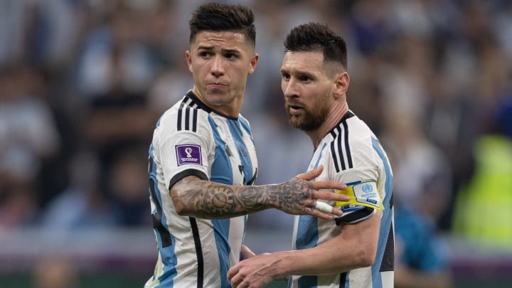 Enzo Fernández e Lionel Messi defendem a Argentina Enzo Fernández e Lionel Messi defendem a Argentina